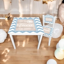 Houtlook met naam kindertafel en stoel