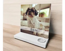 houten standaard met foto en band