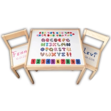 Kindertafel en stoeltjes