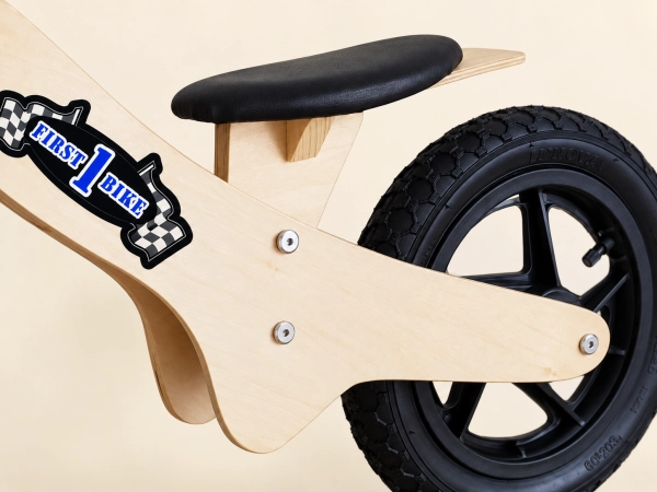 Detail van het zadel, houten frame en achterwiel